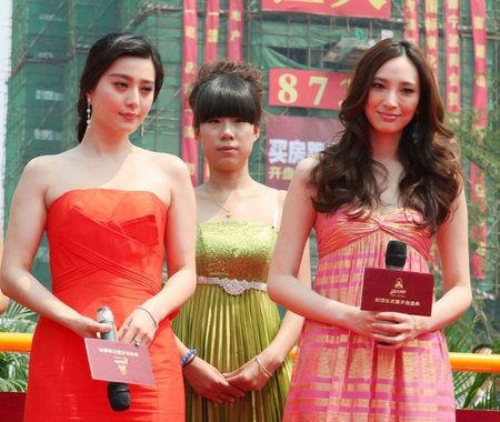 范冰冰穿抹胸火拼吴佩慈 身材走形膀大腰圆惨败