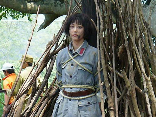 周海媚变身女红军避谈新"倚天" 大方承认姐弟恋(2)