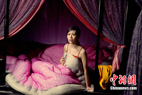 巩新亮新片半裸香艳躺浴缸脱衣色诱任贤齐组图6