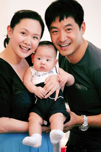 郭晓冬晒爱子百日照 一家三口集体温馨亮相(图)