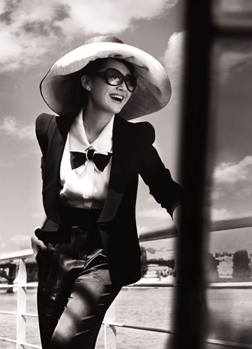 许晴露乳沟秀性感拍奢华写真 抽烟颓废照曝光(图)(4)