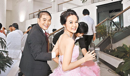 马国毕(左)跟谢依纯8月2日才刚订婚.