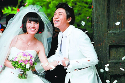 袁泉陈坤"结婚照"曝光 甜蜜蜜接吻(组图)