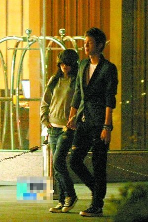 大s牵手安钧璨被偷拍 回应媒体否认姐弟恋(图)