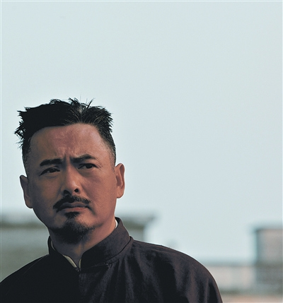 周润发再次化身"小马哥" 白西装霸气十足(图)