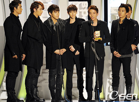 2pm现场撕衣秀健硕身材 激情演出引粉丝尖叫(图)(6)