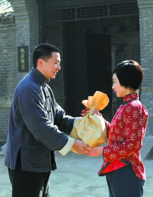 周冬雨扮杨开慧青涩纯净 被冻面部僵硬ng数条(图)