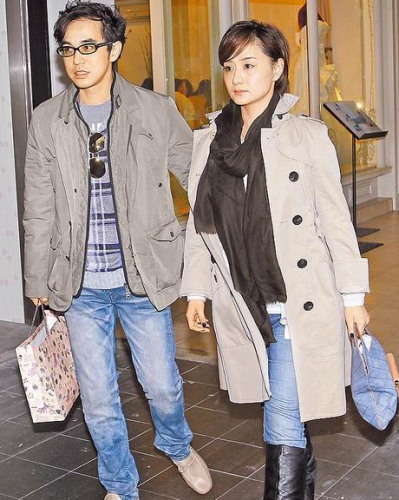 2/11  :16pm陈德容(右)和男友kevin试婚纱