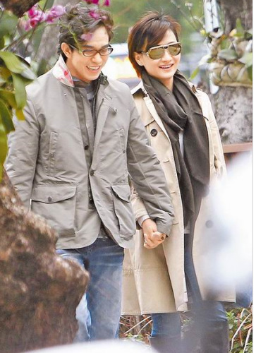 36岁陈德容婚期将近 与地产商男友牵手试婚纱(图)(2)