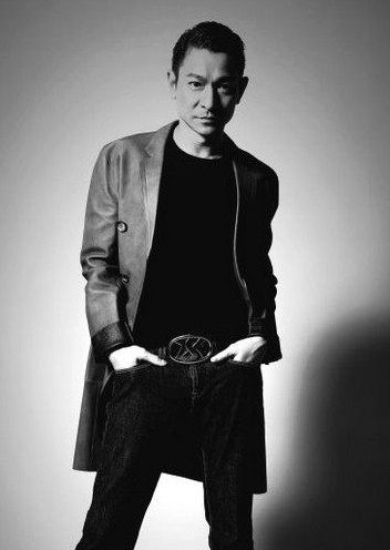 刘德华时尚黑白写真 穿长款风衣显王者气派(组图)(4)