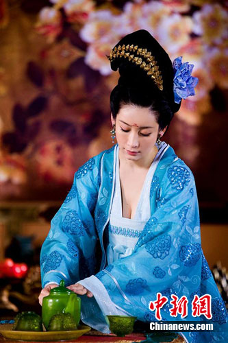 《武则天秘史》热拍 秦海璐低胸美艳(组图)(2)