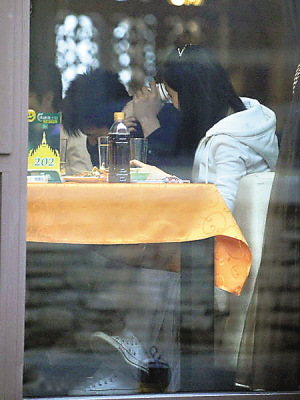 组图李小璐当众揪贾乃亮耳朵旁若无人嬉戏打闹