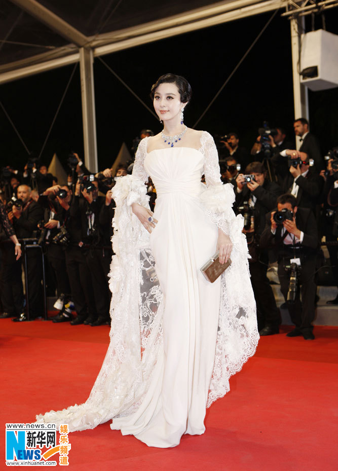 范冰冰蕾丝晚礼裙惊艳戛纳 雪白如月宫仙子(组图) (7)