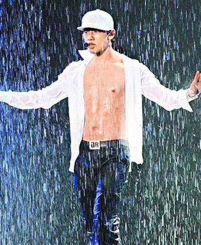 rain在台开唱露健硕胸肌上演招牌湿身秀图2