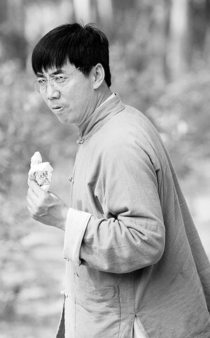 范明自认是"话唠" 新剧片场领导范儿十足