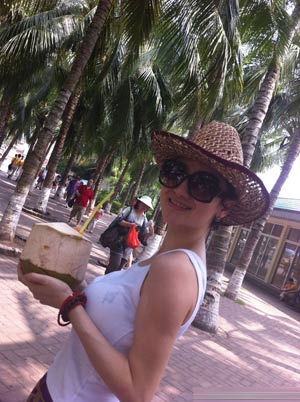 孙兴携女友三亚旅游 骆丽娜网上晒比基尼照(组图)(4)