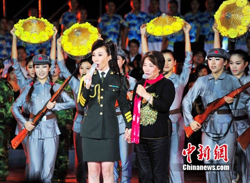 "红歌中国行"丁晓红唱响三亚海棠湾 赵本山助阵