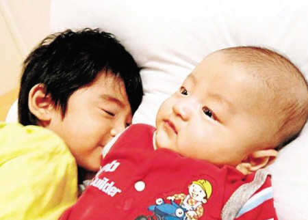 传张柏芝已携两儿子飞温哥华 托当地亲戚照顾孩子