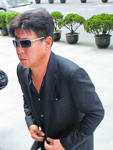 邓育昆遗体火化刘雪华哭喊爸爸告别组图5