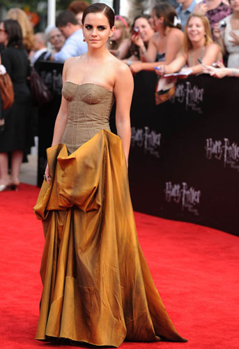 "赫敏"低胸礼服惊艳亮相 画深邃烟熏眼妆(图)(3)