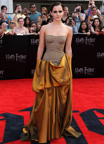 "赫敏"低胸礼服惊艳亮相 画深邃烟熏眼妆(图)(5)