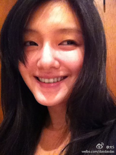 大s晒素颜自拍照(图来自大s微博)