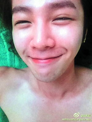 张根硕晒半裸照卖萌 表情可爱向粉丝问好(组图)