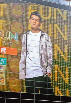 �¹�ϣ�����������š�ԩ�ұ����밢��סͬһ�ҾƵ�