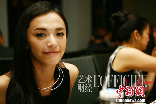 Ҧ���ڳ�ȹ�������������񻾡չ����Ů��ζ��ͼ��