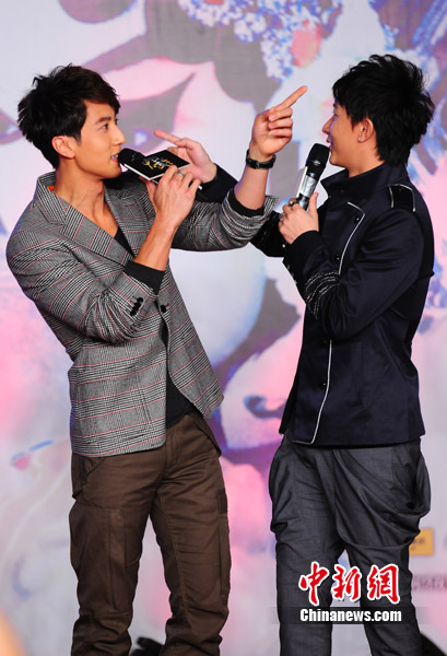 韩庚吴尊耍枪斗帅亲密搭肩 被问"同性情"尴尬(图)(3)