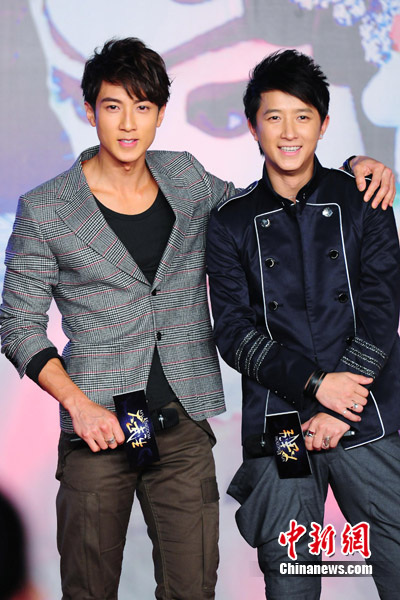 韩庚吴尊耍枪斗帅亲密搭肩 被问"同性情"尴尬(图)(4)