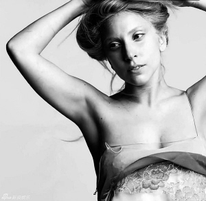 LadyGaGa����Ŀ�ع����մ���Ь�ĺڰ�д�棨ͼ��