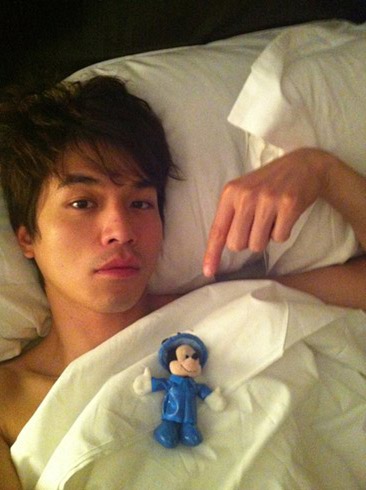韩星李东旭晒床上自拍照 手指米老鼠模样呆滞(图)