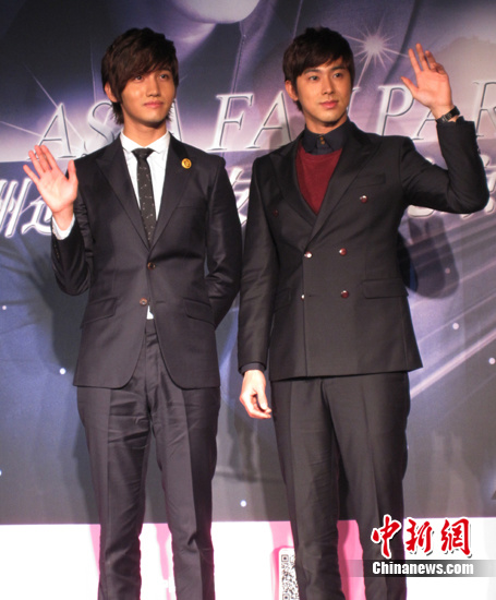 昌珉(左)与允浩.罗攀 摄