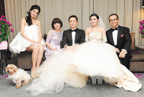 完成婚姻大事,和任爸(右一),任妈(左二),妹妹(左一)任容萱成为一家人