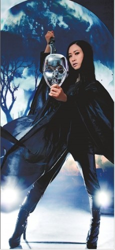 芙蓉姐姐穿披风扮酷 扬言进军好莱坞拍恐怖片(图)