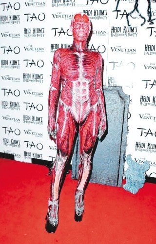 好莱坞群星万圣节妆容恐怖 希尔顿化身希瑞(组图)(3)