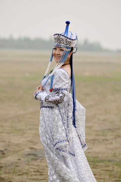 歌手格格献唱美丽文山 翩然起舞被赞似"香妃"(图)