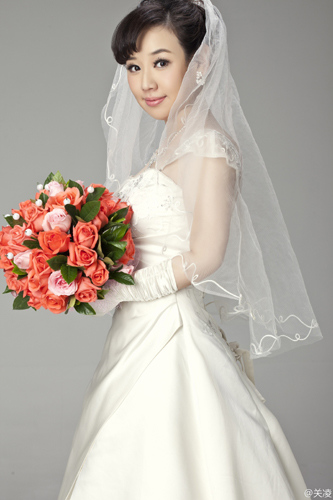 关凌美丽婚纱照展好身材 手捧鲜花幸福浅笑