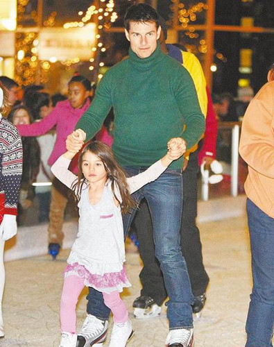 ��ķ����³˹Я��Ů�����ǻ����������䡰�ðְ֡�