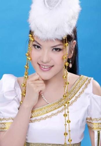 乌兰图雅与郭德纲玩游戏 献唱《火辣辣的情歌》