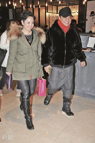 邱淑贞携家人外出庆圣诞幼女红装打扮迎合气氛3