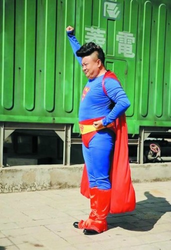 洪剑涛"超人"造型搞笑 梳飞机头啤酒肚凸出(图)