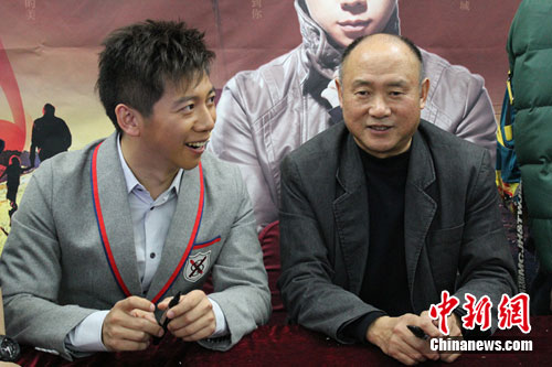 胡海泉携父签售新书 陈羽凡意外现身力挺搭档(图)(2)