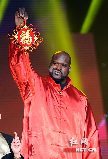 奥尼尔包专机抵华录湖南春晚 亲手包饺子送姚明