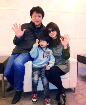 孟庭苇全家合照曝光“正太”儿子对镜头耍宝(图)