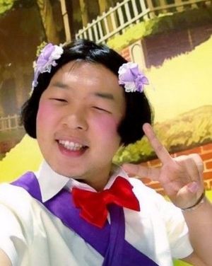 杜海涛《快乐大本营》主持人吴昕在网上曝光了一张杜海涛男扮女装卖萌