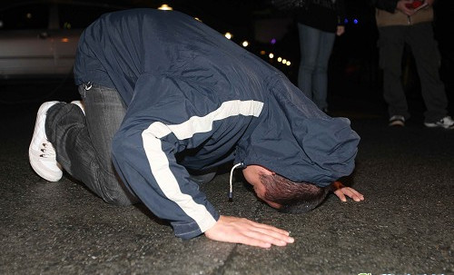 友寄隆辉愿承担makiyo刑责 磕头跪地4分钟致歉