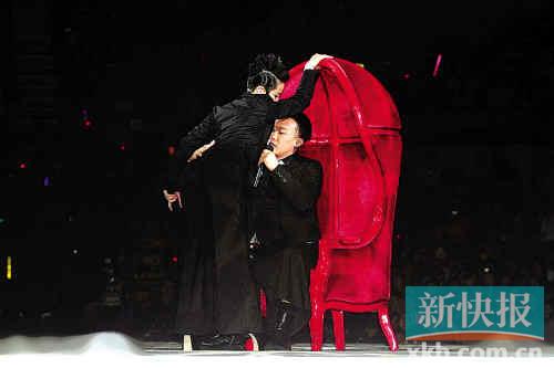 陈奕迅对何韵诗大尺度激吻袭胸 网友曝其前科累累(2)