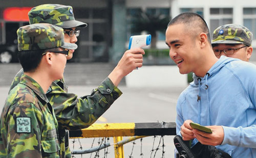 明道(右)昨日入伍 图片来源:台湾"联合报"